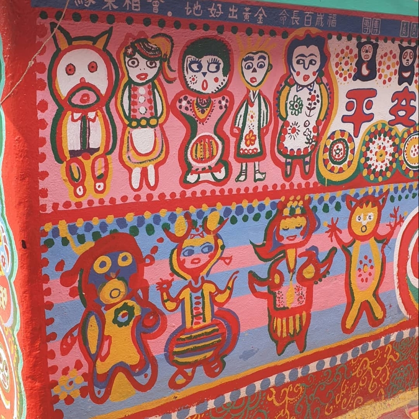 "Rainbow Village" by Huang Yun-Fu: how to make a tourist object out of a dying village