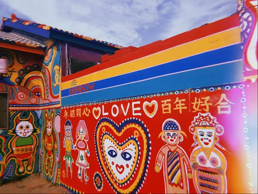 "Rainbow Village" by Huang Yun-Fu: how to make a tourist object out of a dying village