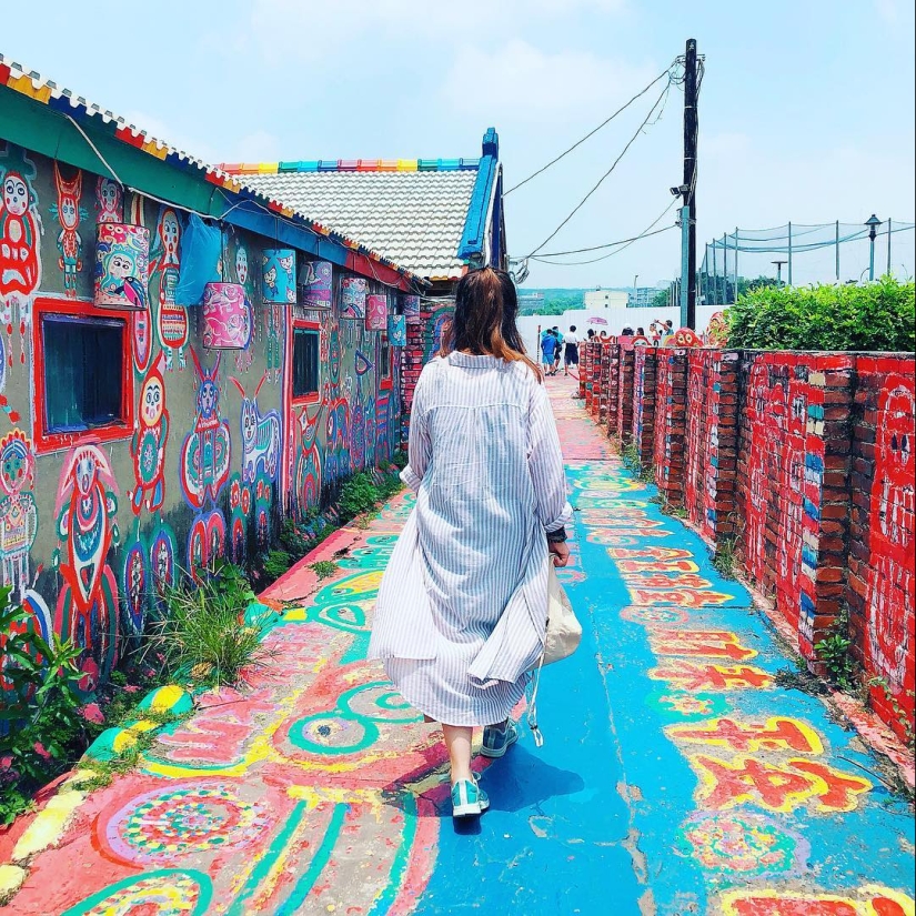 "Rainbow Village" by Huang Yun-Fu: how to make a tourist object out of a dying village