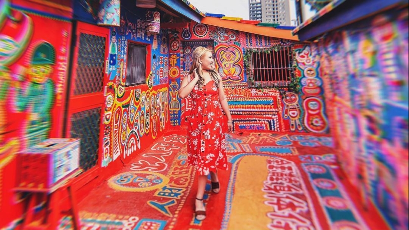 "Rainbow Village" by Huang Yun-Fu: how to make a tourist object out of a dying village