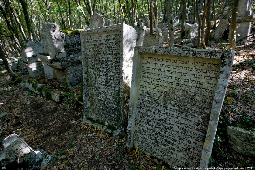 La antigua Caraítas cementerio en Iosafatovoj valle La antigua Caraítas cementerio en Iosafatovoj valle