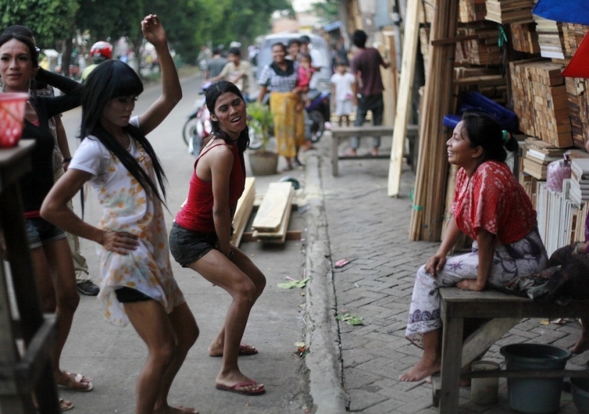 The former nanny Obama and other shemale Jakarta