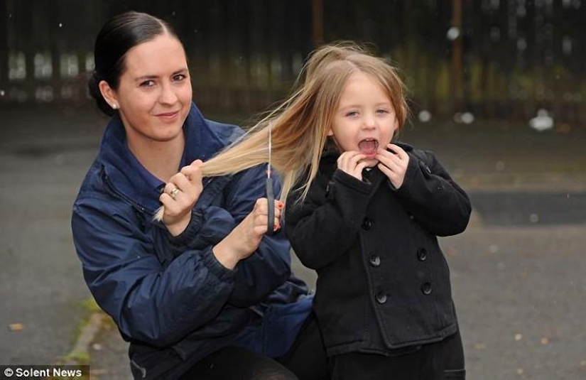 El chico le da a su cabello largo a la caridad