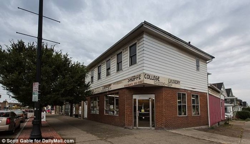 Esta de 100 años de edad, la mujer todavía trabaja en la Lavandería de las 11 horas del día