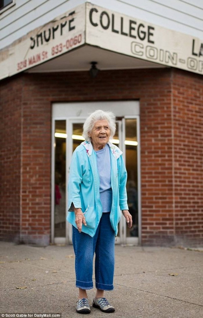 This 100-year-old woman still works in the Laundry room 11 hours a day