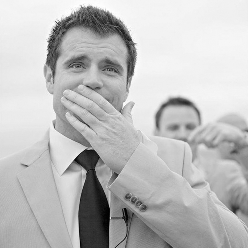 16 conmovedoras fotos de los hombres que vio por primera vez a sus novias en el vestido de novia