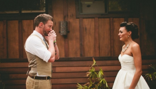 16 conmovedoras fotos de los hombres que vio por primera vez a sus novias en el vestido de novia