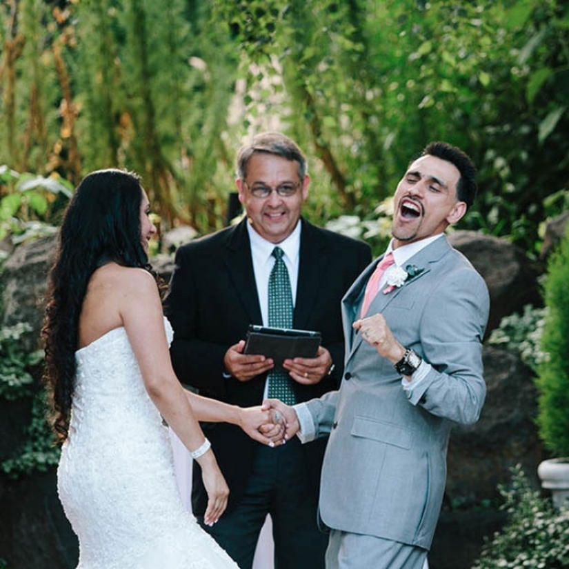 16 conmovedoras fotos de los hombres que vio por primera vez a sus novias en el vestido de novia