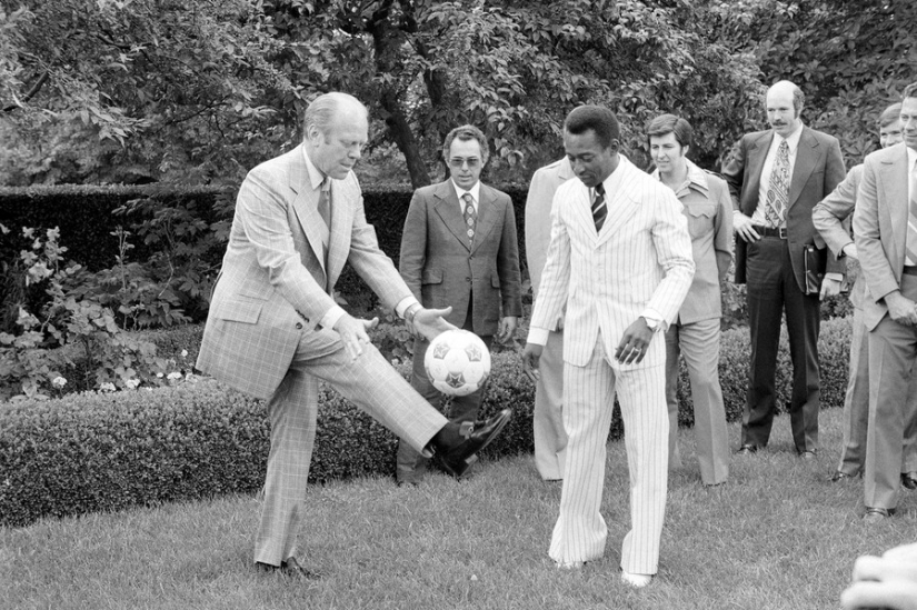 17 photos of famous people goofing around just like kids 17 photos of famous people goofing around just like kids