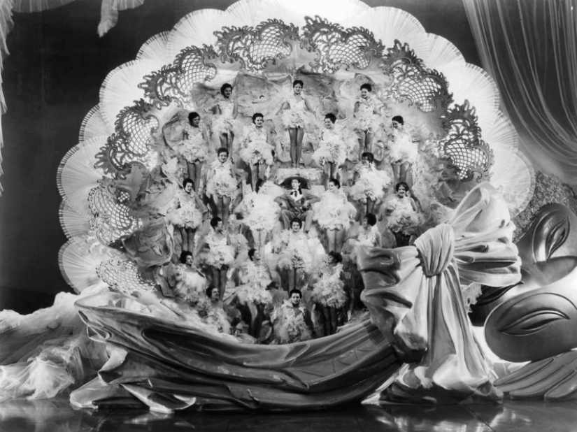 1930-1943 years: kaleidoscopic dancing Busby Berkeley