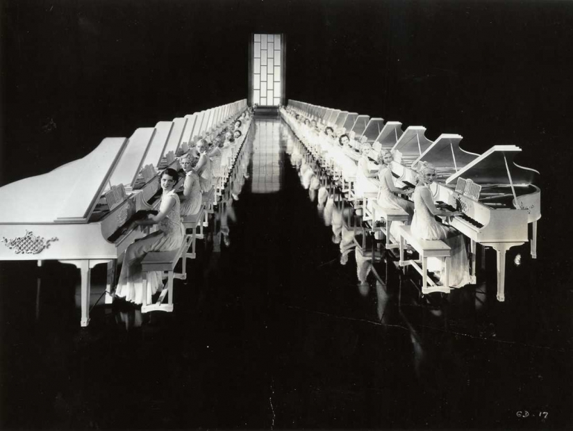 1930-1943 years: kaleidoscopic dancing Busby Berkeley