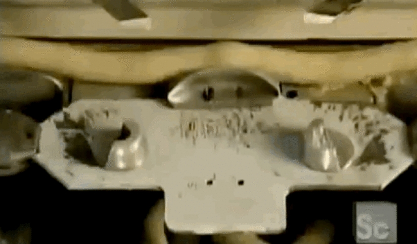 20 now repetitive and boring hypnotizing gifs about the production process