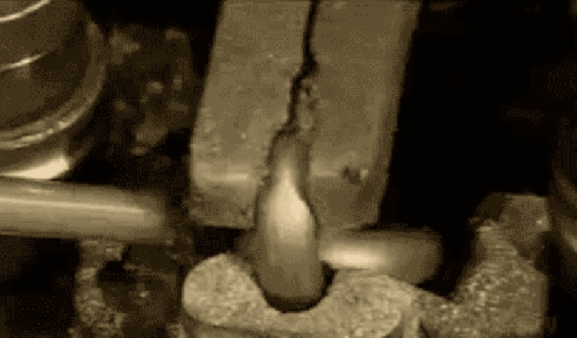 20 now repetitive and boring hypnotizing gifs about the production process