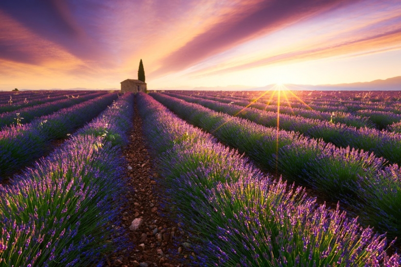 20 scenic spots in different countries in the rays of the rising sun