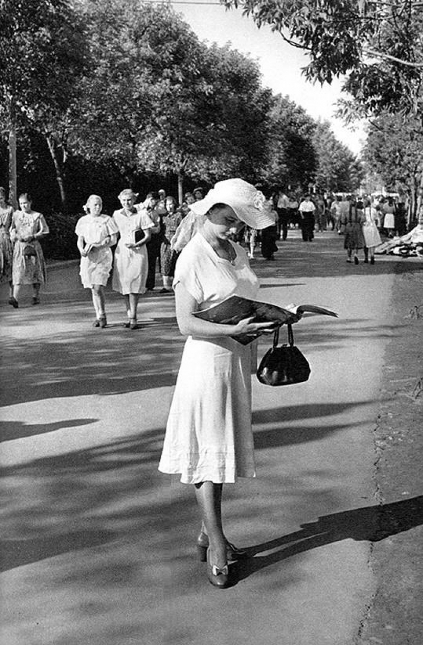25 frames Henri Cartier-Bresson about Soviet life in 1954