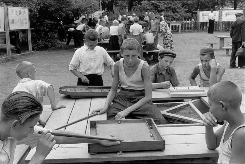 25 frames Henri Cartier-Bresson about Soviet life in 1954