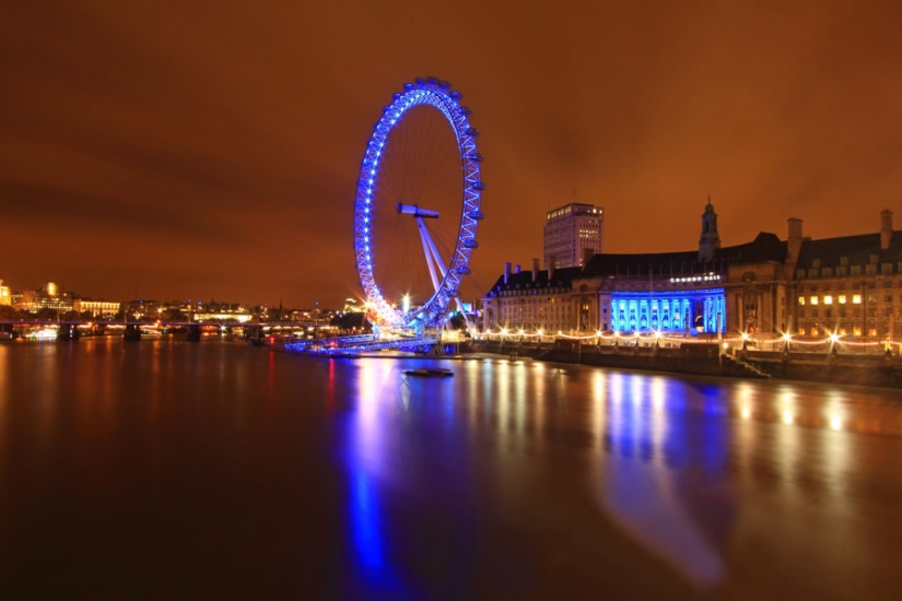 25 world's attractions by night