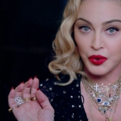 62-year-old Madonna made your first tattoo, dedicating to her children