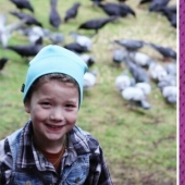 8-year-old American amigos con los cuervos y traen sus regalos