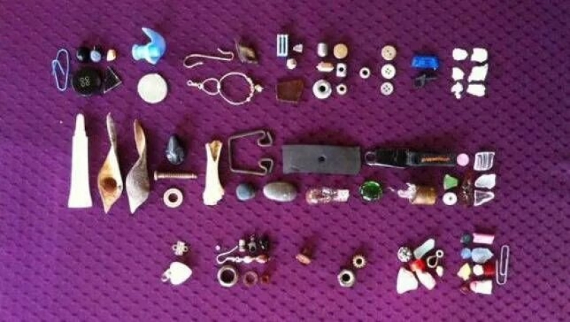 8-year-old American is friends with crows and they bring her gifts