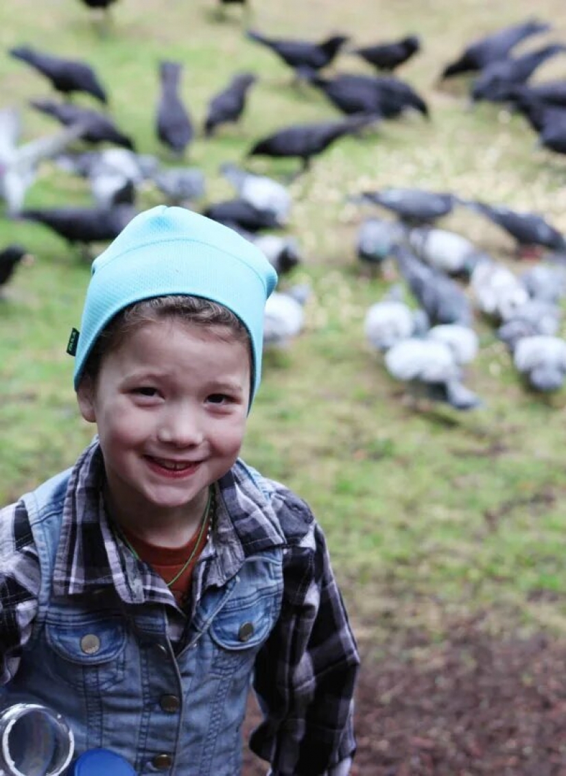 8-year-old American is friends with crows and they bring her gifts