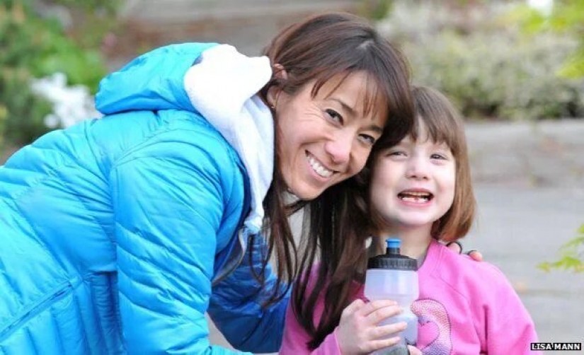 8-year-old American is friends with crows and they bring her gifts
