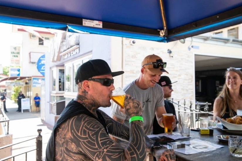 A breath of freedom: in Australia opened pubs after quarantine, but not so simple