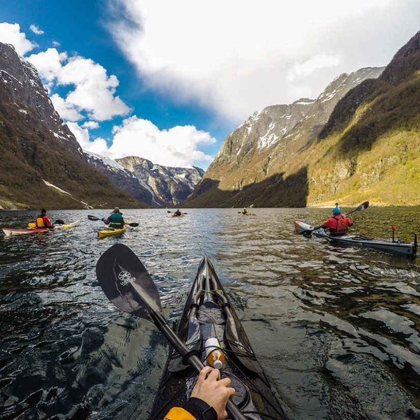 A kayaker takes beautiful pictures of Norwegian fjords and publish them in Instagram