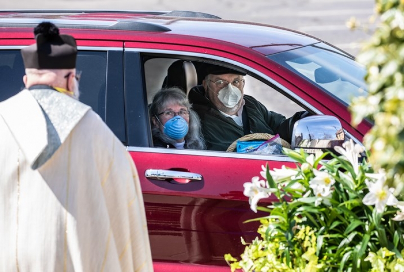 A priest in the United States blesses the congregation with a water gun and became the star of social networks A priest in the United States blesses the congregation with a water gun and became the star of social networks