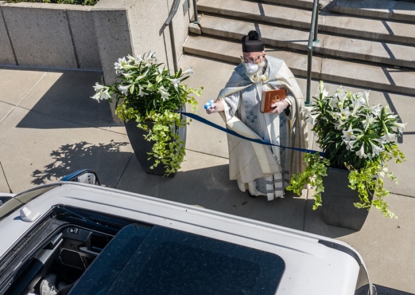 A priest in the United States blesses the congregation with a water gun and became the star of social networks A priest in the United States blesses the congregation with a water gun and became the star of social networks