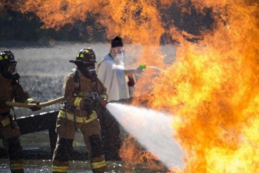 A priest in the United States blesses the congregation with a water gun and became the star of social networks A priest in the United States blesses the congregation with a water gun and became the star of social networks