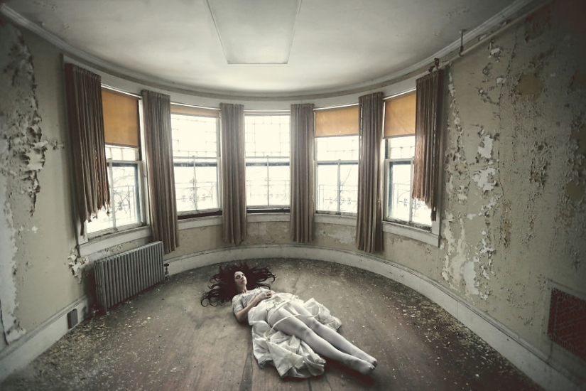 A terrible beauty: photographer transforms abandoned places in the dark and erotic fantasies
