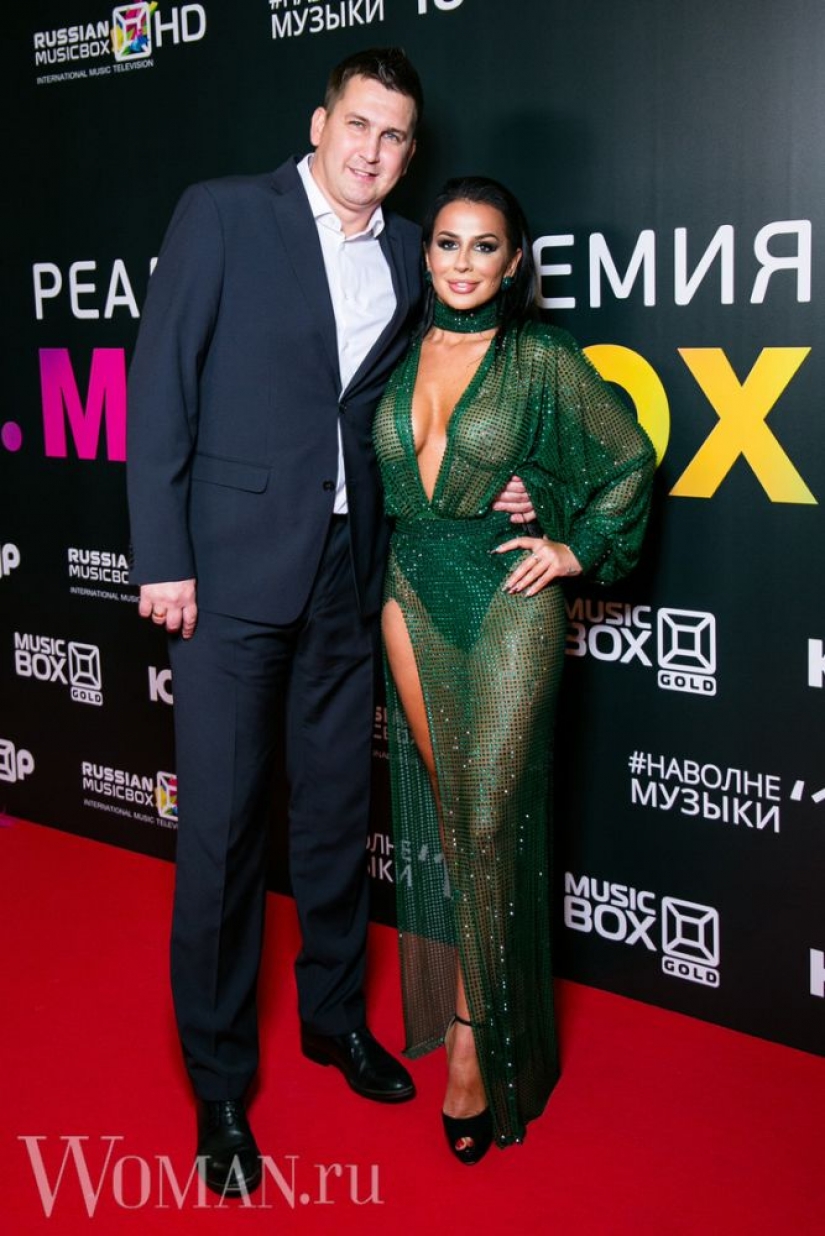 Age is not a joy: 5 wives who threw their star husbands of 50+ for young Age is not a joy: 5 wives who threw their star husbands of 50+ for young