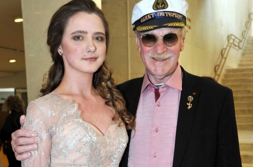 Age is not a joy: 5 wives who threw their star husbands of 50+ for young Age is not a joy: 5 wives who threw their star husbands of 50+ for young