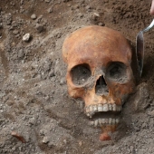 Al extender una línea de tranvía de Edimburgo ha descubierto un 700 años de esqueletos humanos