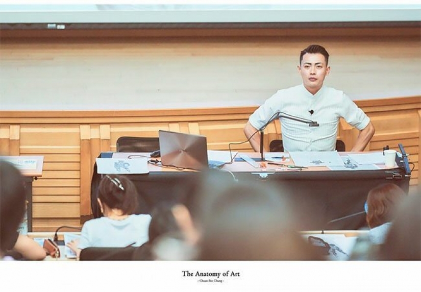 Amazing Taiwanese teacher draws on the Board to illustrate lectures