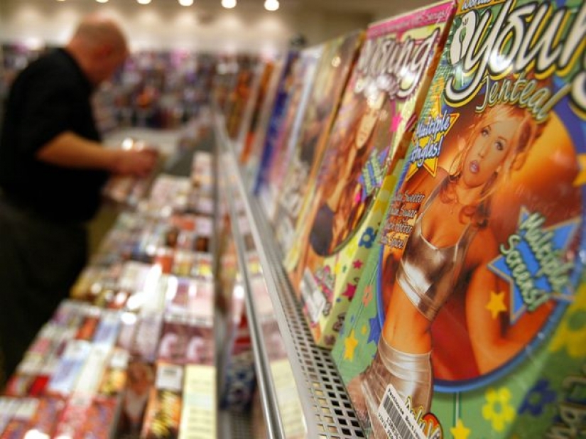 American sued the parents, threw his porn collection, 25 thousand dollars American sued the parents, threw his porn collection, 25 thousand dollars