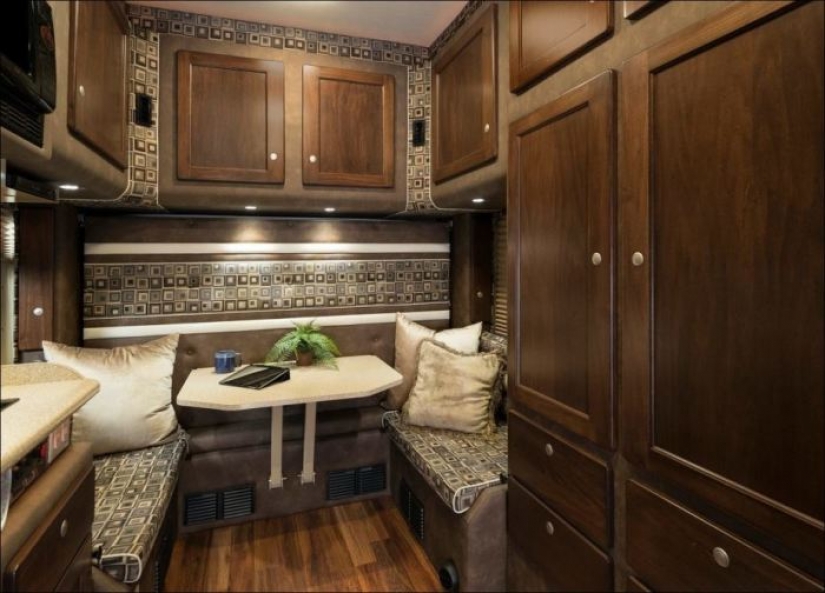 American truckers equip their trucks are not worse than luxury apartments