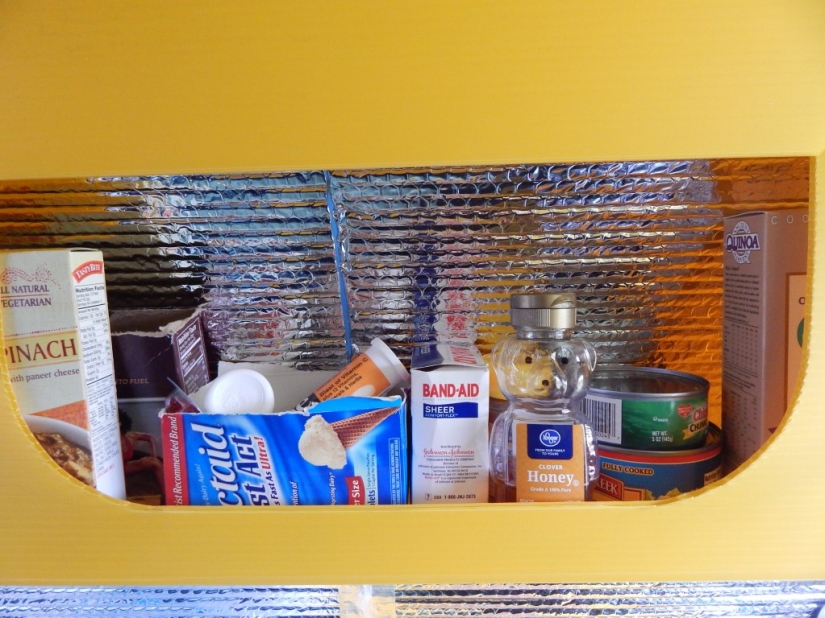 Americana de muchos años de viajar en la pequeña cabaña que había construido con sus propias manos