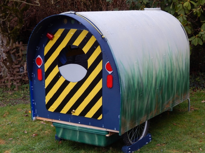 Americana de muchos años de viajar en la pequeña cabaña que había construido con sus propias manos