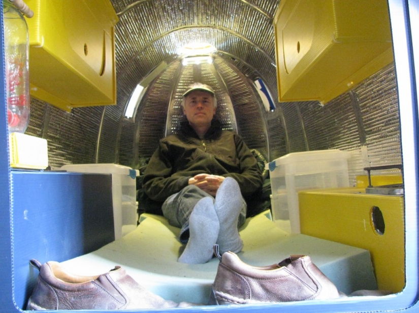 Americana de muchos años de viajar en la pequeña cabaña que había construido con sus propias manos