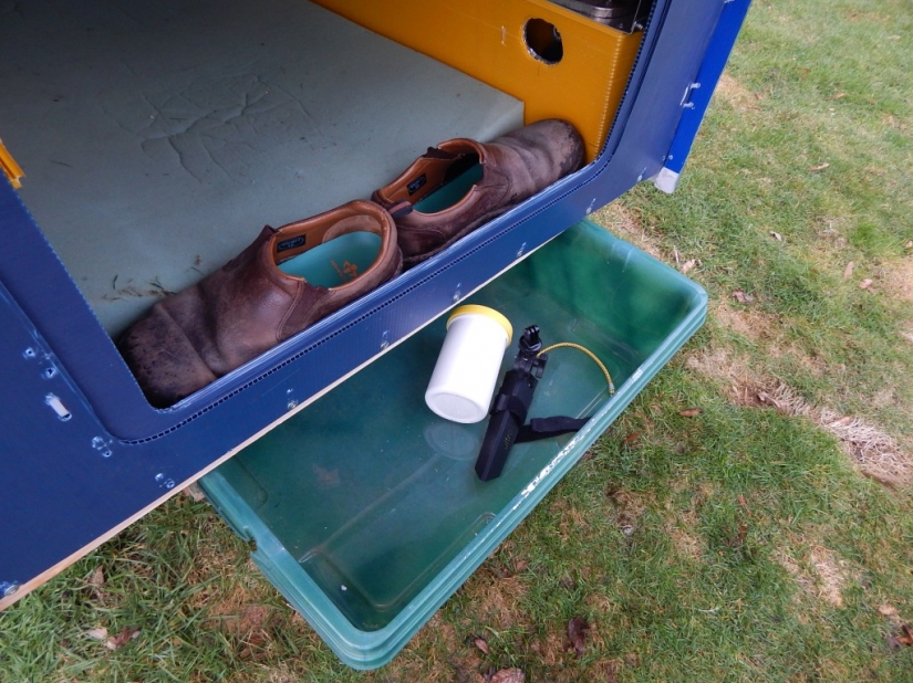 Americana de muchos años de viajar en la pequeña cabaña que había construido con sus propias manos