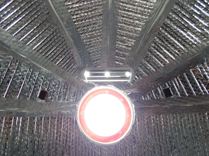 Americana de muchos años de viajar en la pequeña cabaña que había construido con sus propias manos