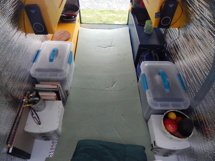 Americana de muchos años de viajar en la pequeña cabaña que había construido con sus propias manos