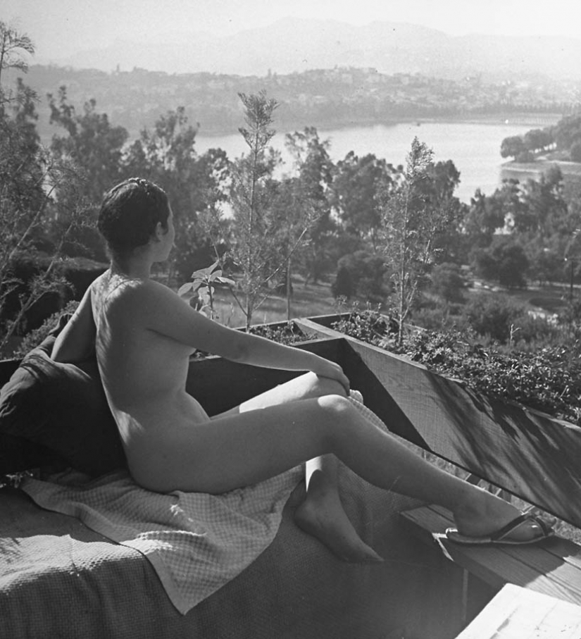 Artists and artist's model in frames of the legendary LIFE magazine Artists and artist's model in frames of the legendary LIFE magazine