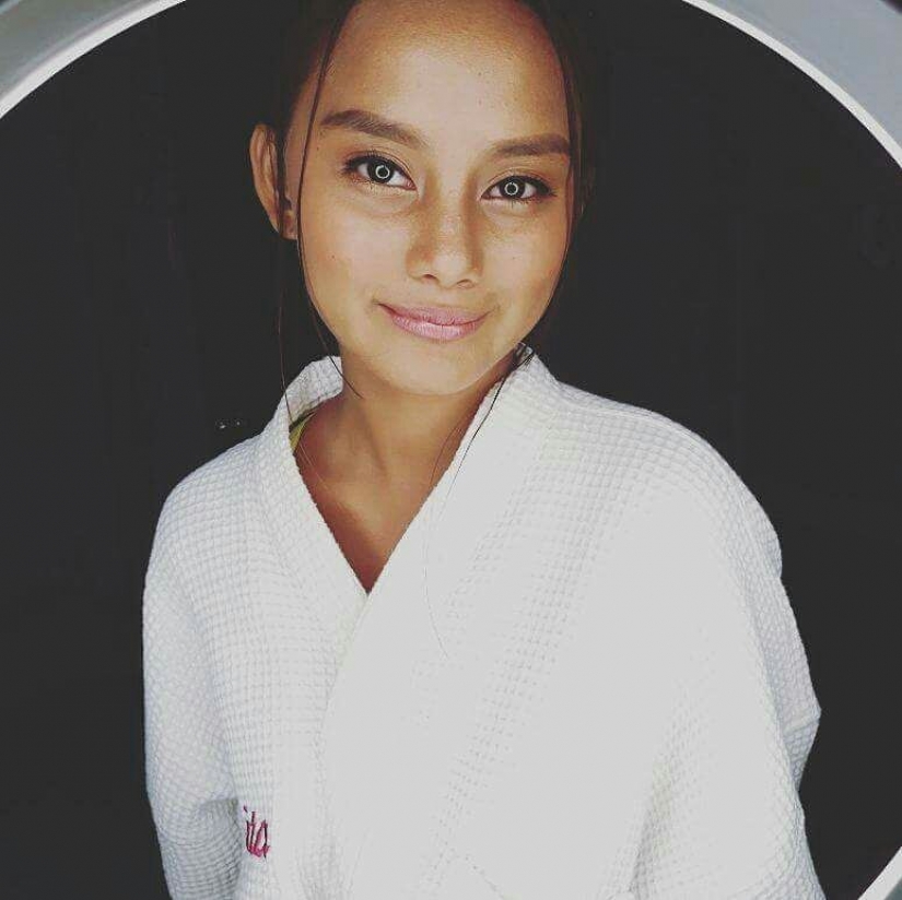 As a girl, to beg in the street, suddenly became a model