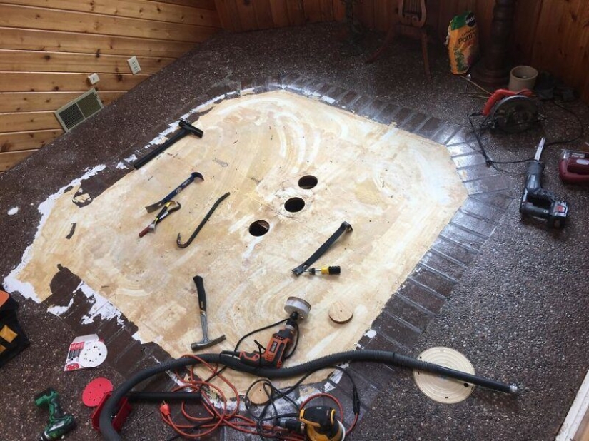 As an American couple accidentally found a Jacuzzi at home under the floor As an American couple accidentally found a Jacuzzi at home under the floor