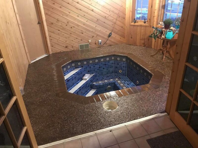 As an American couple accidentally found a Jacuzzi at home under the floor As an American couple accidentally found a Jacuzzi at home under the floor