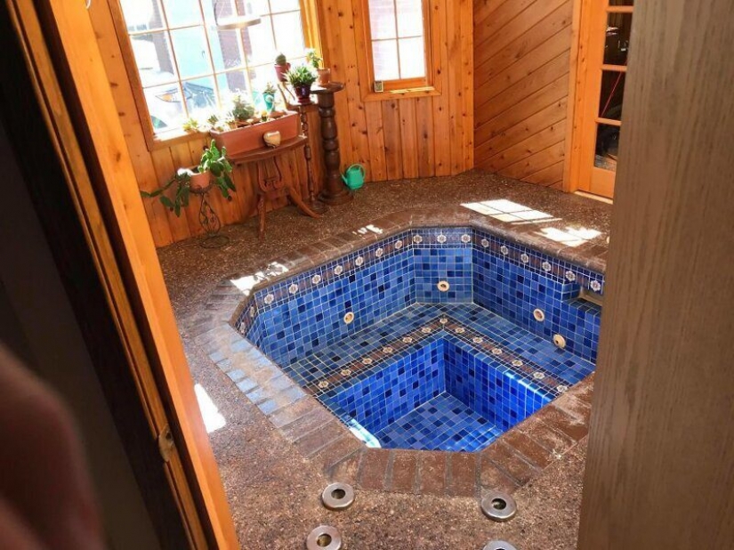 As an American couple accidentally found a Jacuzzi at home under the floor As an American couple accidentally found a Jacuzzi at home under the floor