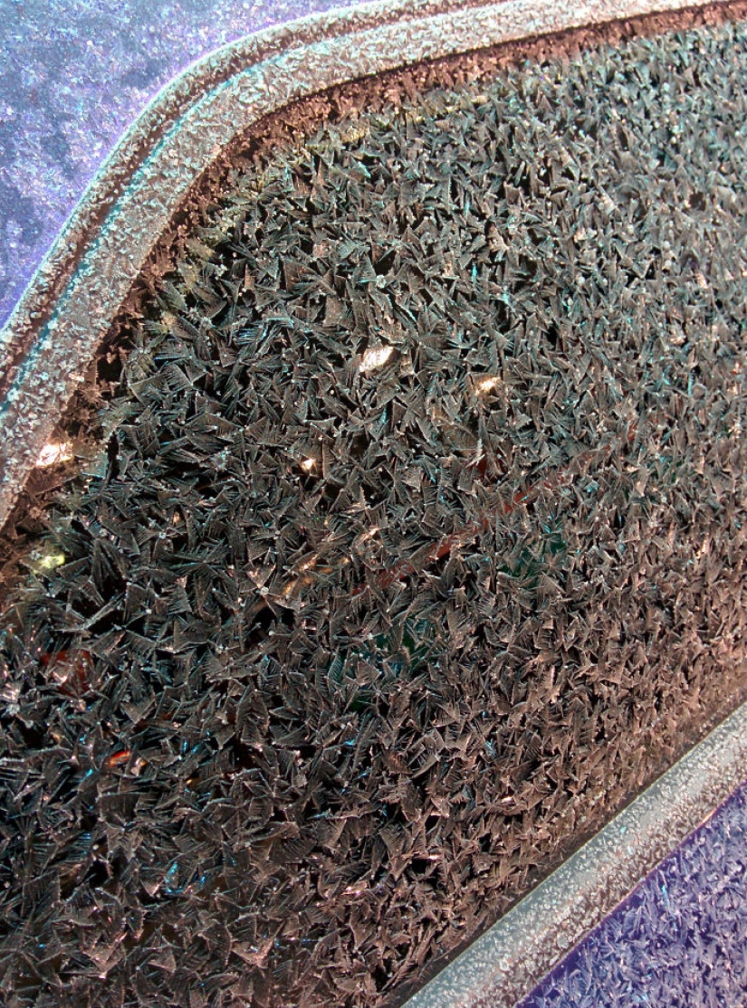 As frost turns the car into art